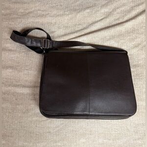 LATICO YELLOWSTONE MESSENGER BAG GENTLY USED